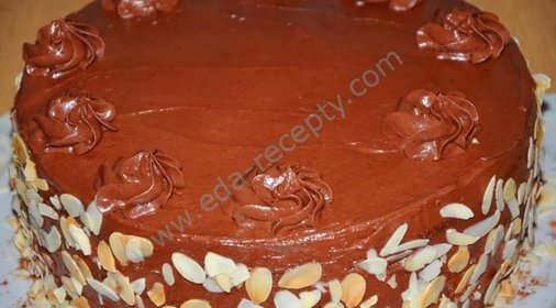 Шоколадный торт с вишней