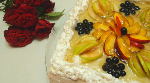 Торт с фундуком, нектаринами и сливочным кремом