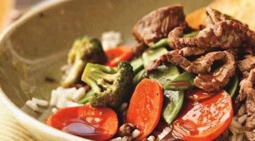 Шоколадный торт с персиками и фундуком