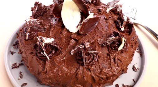 Шоколадный торт с малиной и трюфелями