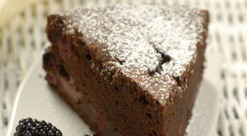 Шоколадный торт с вишней