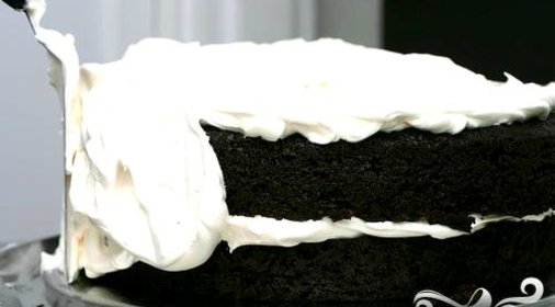Шоколадный торт со сливочным кремом