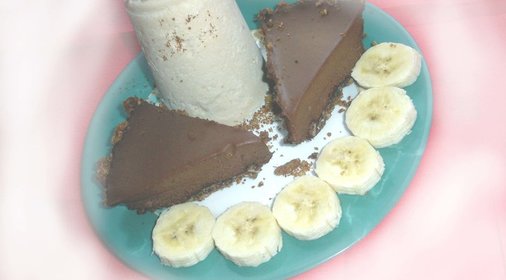 шоколадный торт с кофейными куличиками из мороженного