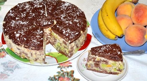 Шоколадный торт с фруктами