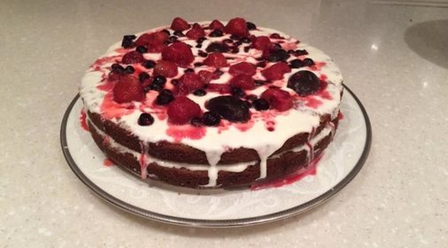 Шоколадный торт с кремом и ягодами