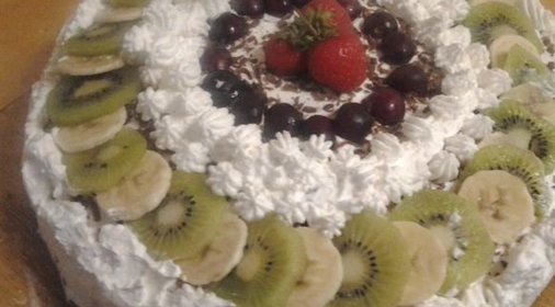 Шоколадный торт со взбитыми сливками и фруктами