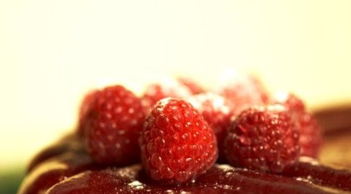 Шоколадный торт с малиной