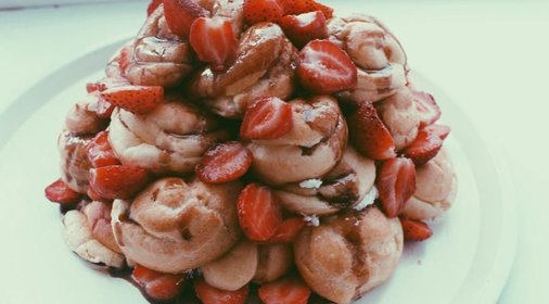 Профитрольный торт с ягодами и шоколадной глазурью