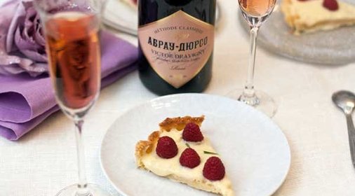 Тарт с малиной и розмариновым кремом