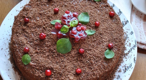 Шоколадный торт с ананасами и заварным кремом