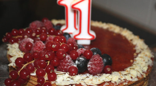 Миндально-черносмородиновый торт