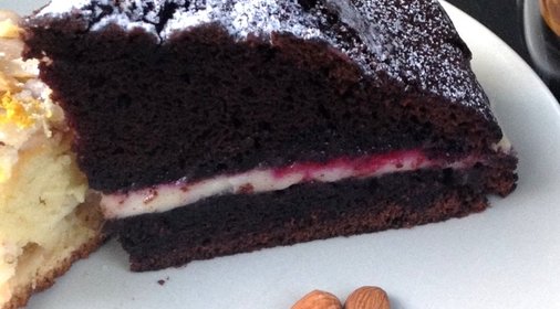 Шоколадный торт с кремом маскарпоне и смородиновым джемом