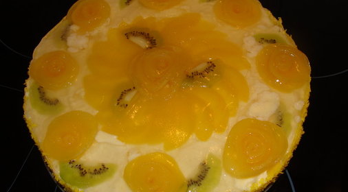 Торт с белым шоколадным муссом и персиками