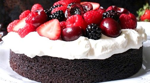 Шоколадный торт с ягодами