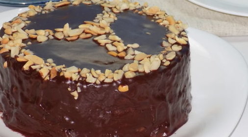 Шоколадный торт с вишнями и взбитыми сливками