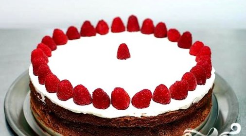 Двойной шоколадный торт с малиной