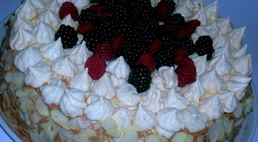 Торт Именинный меренгово-шоколадный, с ягодами и взбитыми сливками