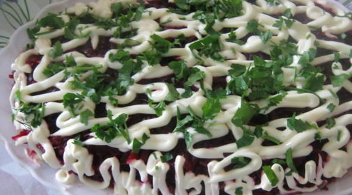 Торт - кольцо со свежими цветами