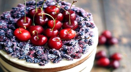 Открытый торт с ягодами