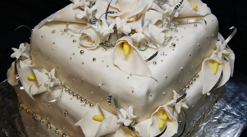 Торт с белыми цветами (двухярусный)