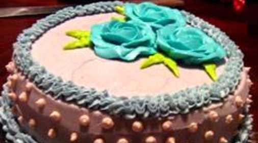 Торт со сливочным кремом, украшенный глазурью