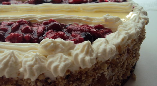 Торт с яичным ликером и ягодами