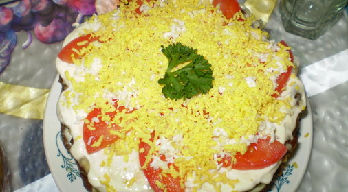 Печеночный тортик с овощной начинкой и чесночным соусом