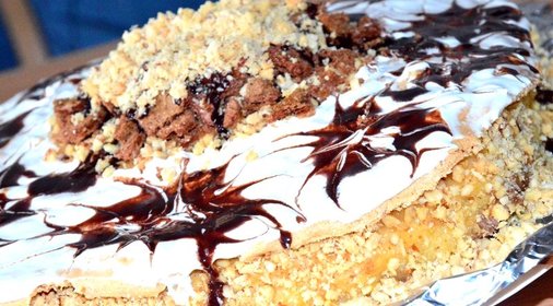 Меренговый торт с молочным кремом, карамелью и орешками