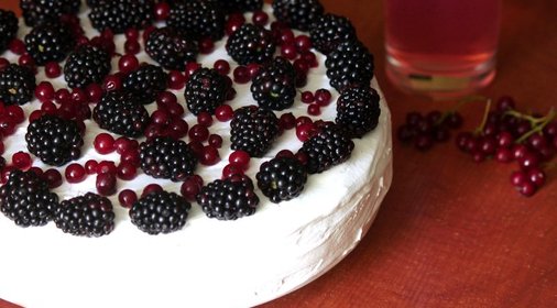 Торт с ежевикой и красной смородиной