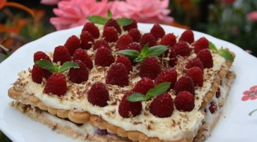 Торт с малиной без выпечки