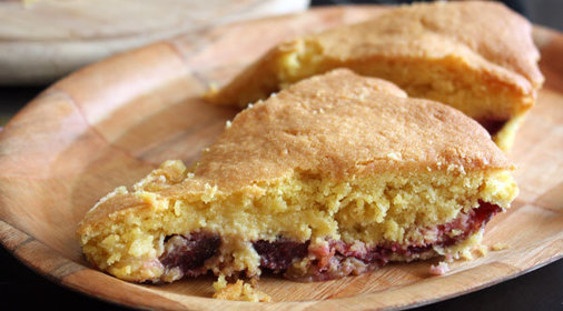 Кукурузный пирог со сливами