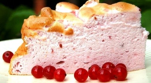 Воздушный белковый торт с ягодами