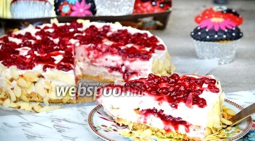 Торт Филадельфия с брусникой и миндалём