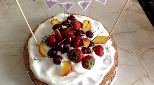 Голый торт со свежими ягодами