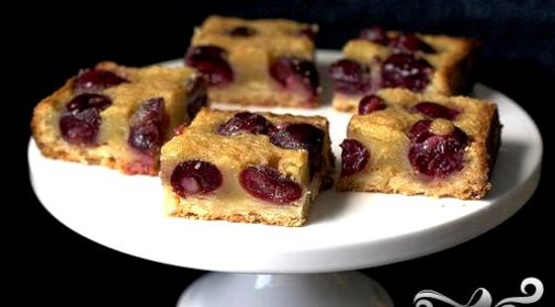 Пирожные с вишней