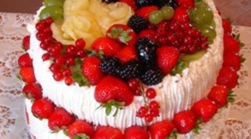 Торт Лукошко с фруктами со взбитыми сливками