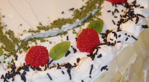 тортЧай со сливками и малиной