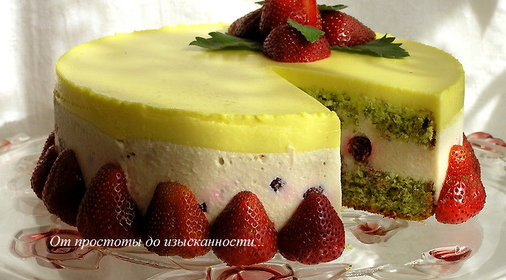 Мятный торт с белым шоколадом и красными ягодами