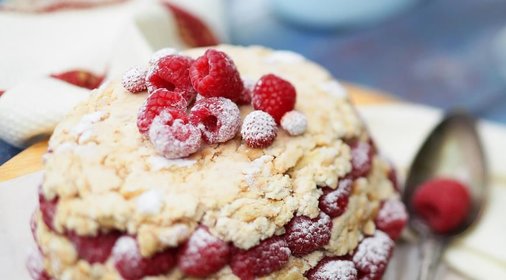 Торт с ряженкой и малиной