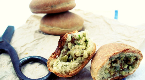 Бисквитный торт с творогом и фруктами