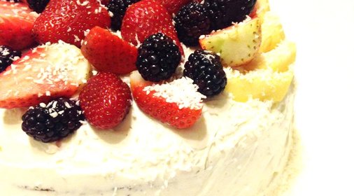 Бисквитный торт с кремом из творожного сыра