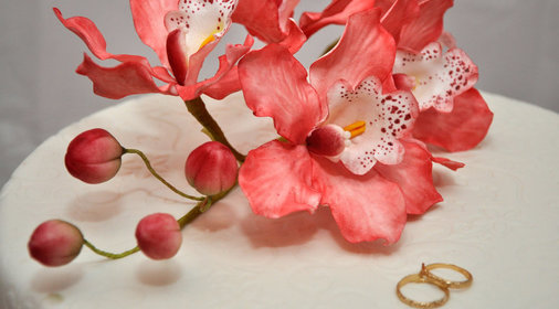Свадебный торт с веткой орхидеи