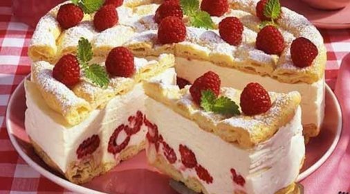 Торт «Птичье молоко с малиной»