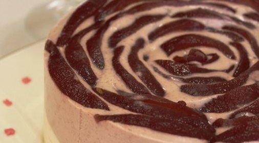 Торт-мусс с пошированными в красном вине и апельсиновом соке грушами