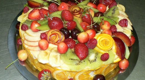Йогуртовый торт с фруктами и ягодами