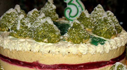 Торт с безе,баварским кремом и малиновой прослойкой Зима в лесу