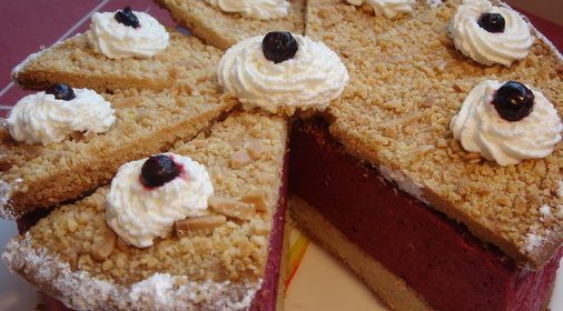 Миндальный торт с муссом из черной смородины