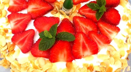 Клубничный торт со взбитыми сливками