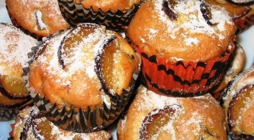 Торт из печенья с фруктами и сливками