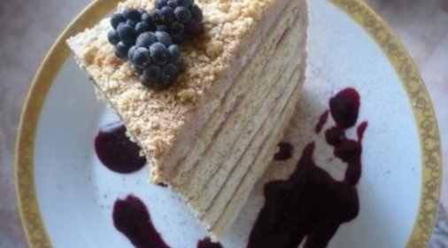 Сметанковый торт с ежевичным соусом